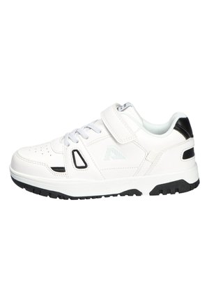 Biały but sportowy z czarnymi akcentami, zapinany na sznurówki z przodu i pasek na rzep na górze, zaprojektowany do użytku na co dzień lub sportowego.