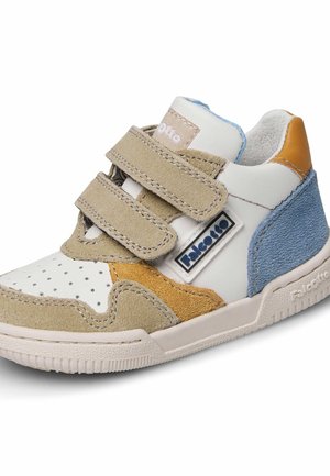 Sneaker con chiusura in velcro realizzata in pelle bianca, camoscio beige, con dettagli arancioni e blu, punta perforata e suola in gomma testurizzata.