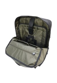 Mochila hecha de tela duradera en verde olivo, que cuenta con un interior espacioso con múltiples bolsillos y un compartimento con cremallera.