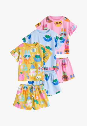 Tre set di pigiami colorati per bambini con maniche corte e pantaloncini, con motivi animali e floreali in tonalità rosa, blu e giallo.