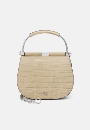 Sac à main beige embossé effet crocodile avec poignée en métal argenté encadrée, détail chaîne, et petit logo "RL" au centre en bas.