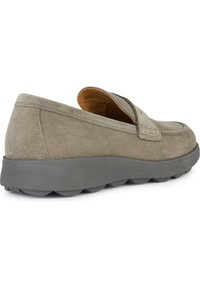Scarpa slip-on in suede grigio con punta arrotondata, pannello elastico e suola in gomma grigia testurizzata. Dettaglio di cucitura lungo il lato.