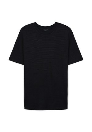 Maglietta nera a maniche corte con collo rotondo e sottili linee orizzontali a trama, esposta su uno sfondo bianco.