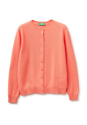 Długi sweter kardigan w kolorze koralowego różu, z okrągłym dekoltem, zapinany na guziki z przodu, z prążkowanymi mankietami i dołem.