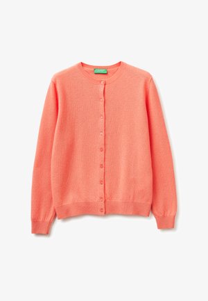 Korallenrosa Langarm-Cardigan mit Rundhalsausschnitt, Knopfleiste vorne, gerippten Bündchen und Saum.