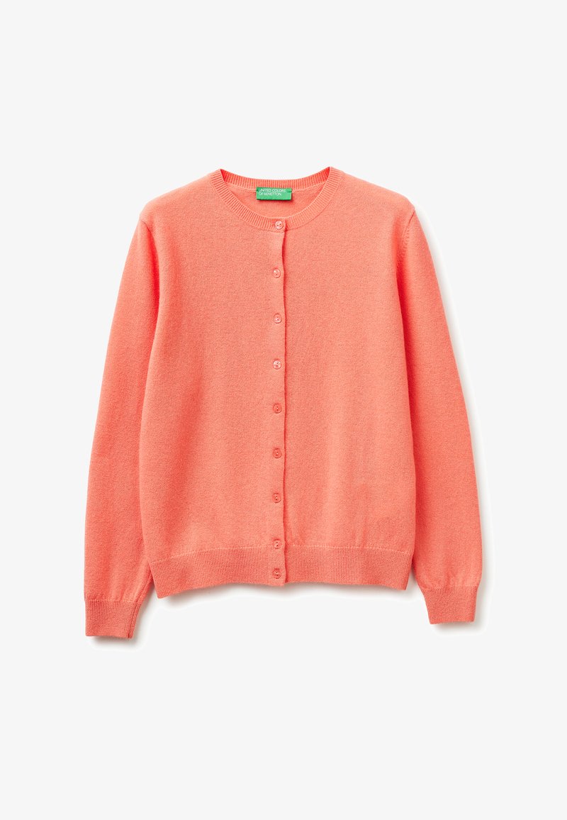 Cardigan rose corail à manches longues avec col rond, fermeture boutonnée devant, poignets et ourlet côtelés.