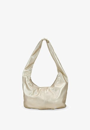 Bolso de hombro beige metálico con un diseño suave, textura lisa y una correa ancha y redondeada. Presenta un cierre de cremallera en la parte superior.