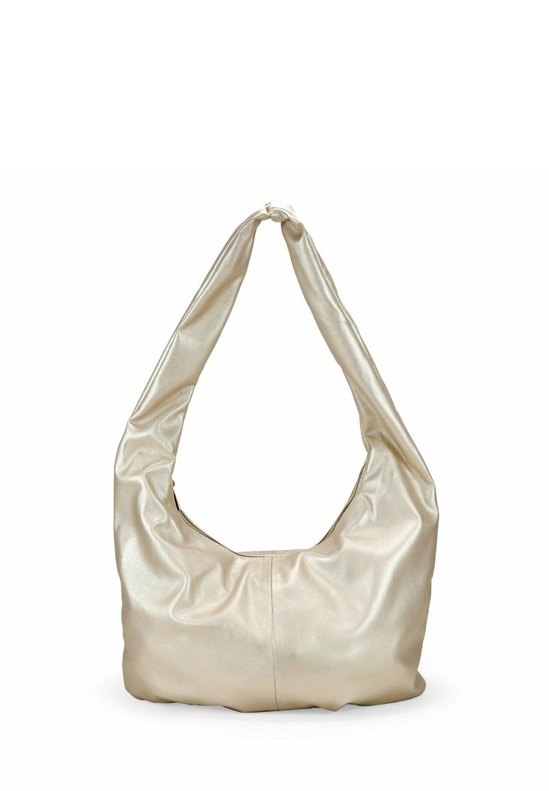 Bolso de hombro beige metálico con un diseño suave, textura lisa y una correa ancha y redondeada. Presenta un cierre de cremallera en la parte superior.