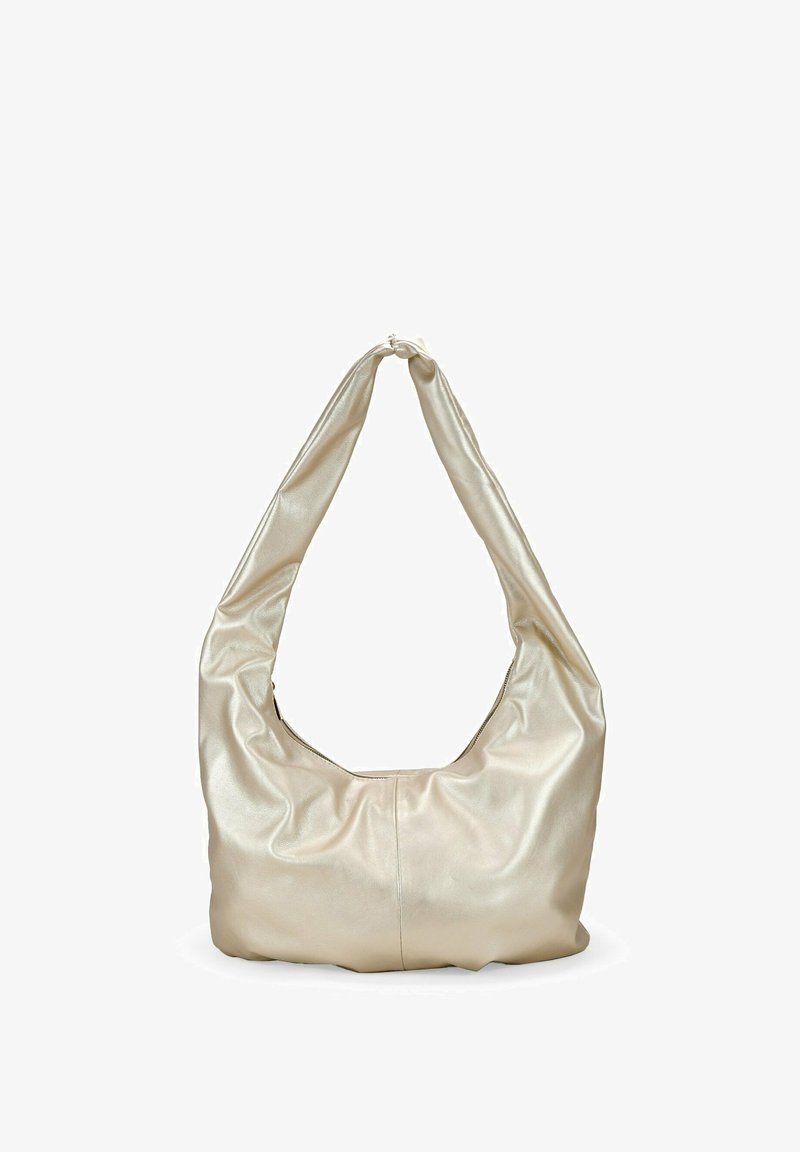 Bolso de hombro beige metálico con un diseño suave, textura lisa y una correa ancha y redondeada. Presenta un cierre de cremallera en la parte superior.