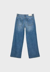 Široke jeans hlače iz modrega denima, ki imajo dva zadnja žepa, ravno krojeno obliko in rahlo izbledel izgled. Oznaka vidna na pasu.