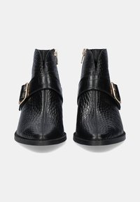 Botas negras hasta el tobillo con un diseño texturizado de cuero sintético de serpiente. Presentan una correa con hebilla dorada y un ribete de cuero suave. Cierre de cremallera en la parte posterior.