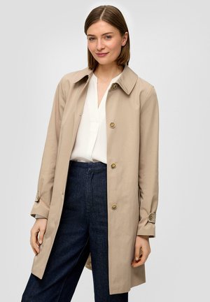 Beige trenchcoat met een klassieke kraag, knoopsluiting aan de voorkant en verstelbare manchetten. De stof is glad en het ontwerp is op maat gemaakt voor een strakke pasvorm.