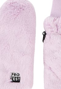 Rožinės dirbtinės kailio pirštinės su minkšta tekstūra. Apynasris su raukšlėta medžiaga; logotipo etiketas matomas kairėje pirštinėje.