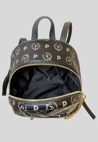 Zaino in finta pelle nera con zip dorata, stampa del logo, spallacci doppi e un interno aperto senza ulteriori scomparti.