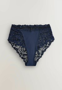Chiloți bikini din dantelă bleumarin, cu un model floral pe laterale și un panou central neted. Dantela are margini ondulate.