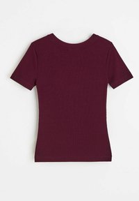 Bordowy t-shirt z krótkim rękawem o prążkowanej fakturze, okrągłym dekolcie i dopasowanym kształcie. Brak grafik i wzorów.