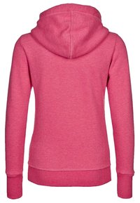 Felpa rosa con tessuto morbido, cappuccio, polsini e fondo a costine, e una texture liscia senza motivi visibili o dettagli hardware.
