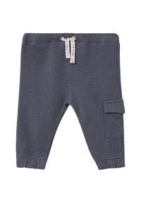 Donkergrijze cargobroek met een elastische tailleband, twee voorzakken en een zachte textuur. Heeft decoratieve koordjes met afgedrukte tekst.