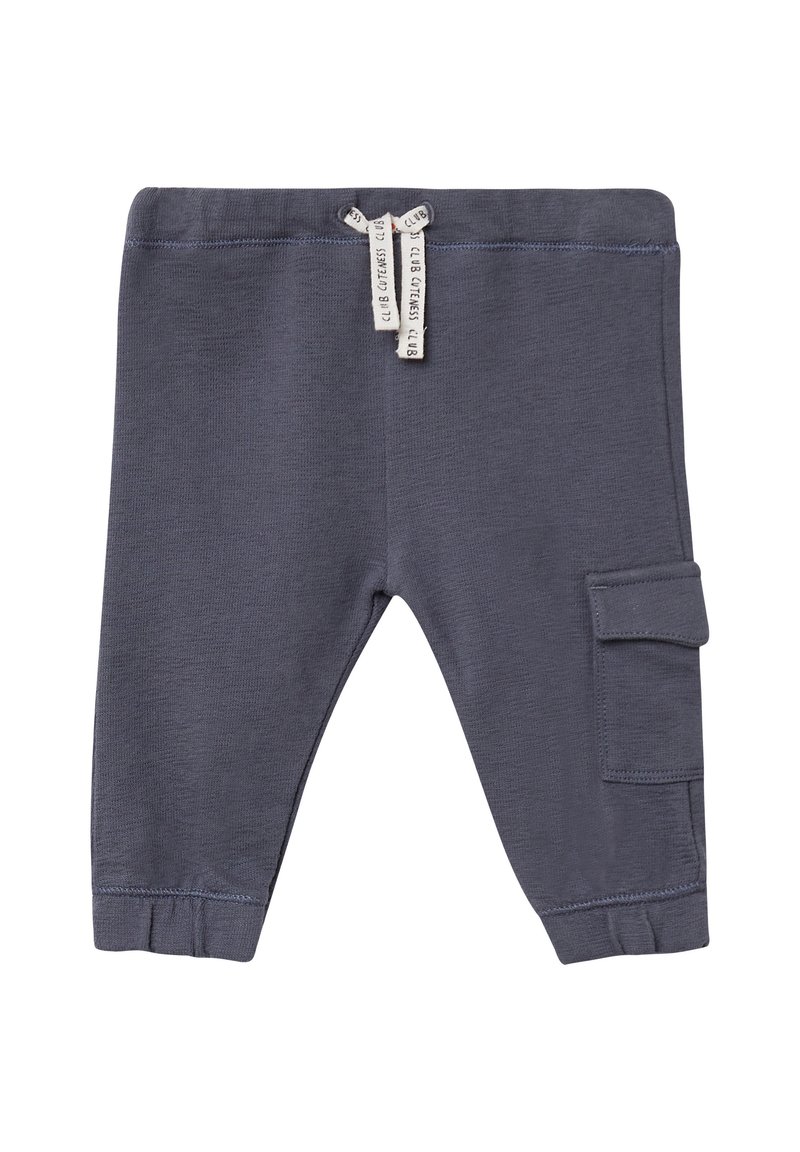 Donkergrijze cargobroek met een elastische tailleband, twee voorzakken en een zachte textuur. Heeft decoratieve koordjes met afgedrukte tekst.