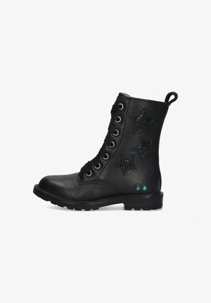 Schwarze Leder-Schnürstiefelette mit sternförmigen Ausschnitten und zwei kleinen türkisfarbenen Punkten in der Nähe der Ferse.