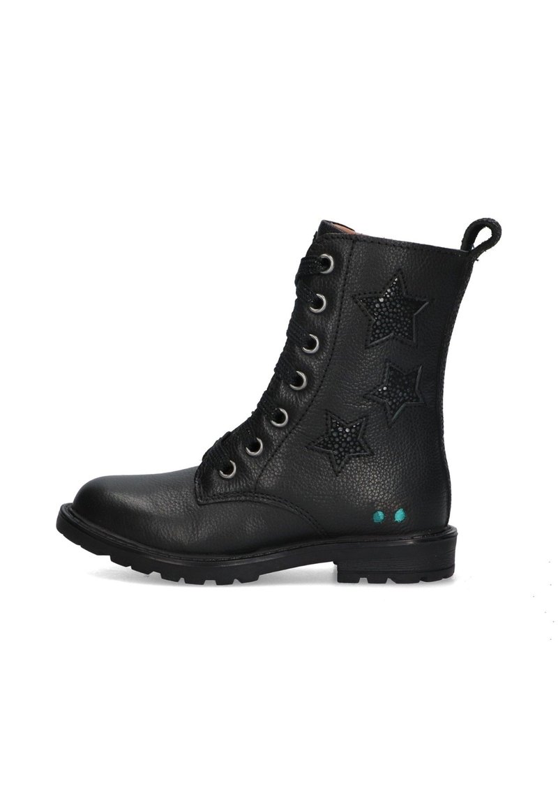 Bottines noires en cuir lacées avec des découpes en forme d'étoile et deux petits points turquoise près du talon.