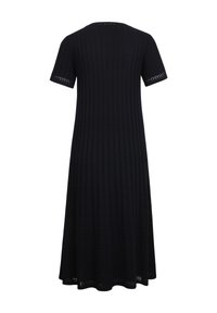 Crna rebrasta haljina s kratkim rukavima, koja sadrži horizontalne teksturirane linije i male izreze na rukavima. A-linija silueta.