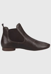 Bottine en cuir marron avec panneaux élastiques latéraux, bout pointu, silhouette élancée et talon bas. Finition texturée qui ajoute un intérêt visuel.