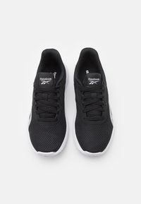 Svarta sportskor med mesh-övre del, snören och Reebok-logotyp; vit mellansula och sula. Enkelt design utan synliga mönster.
