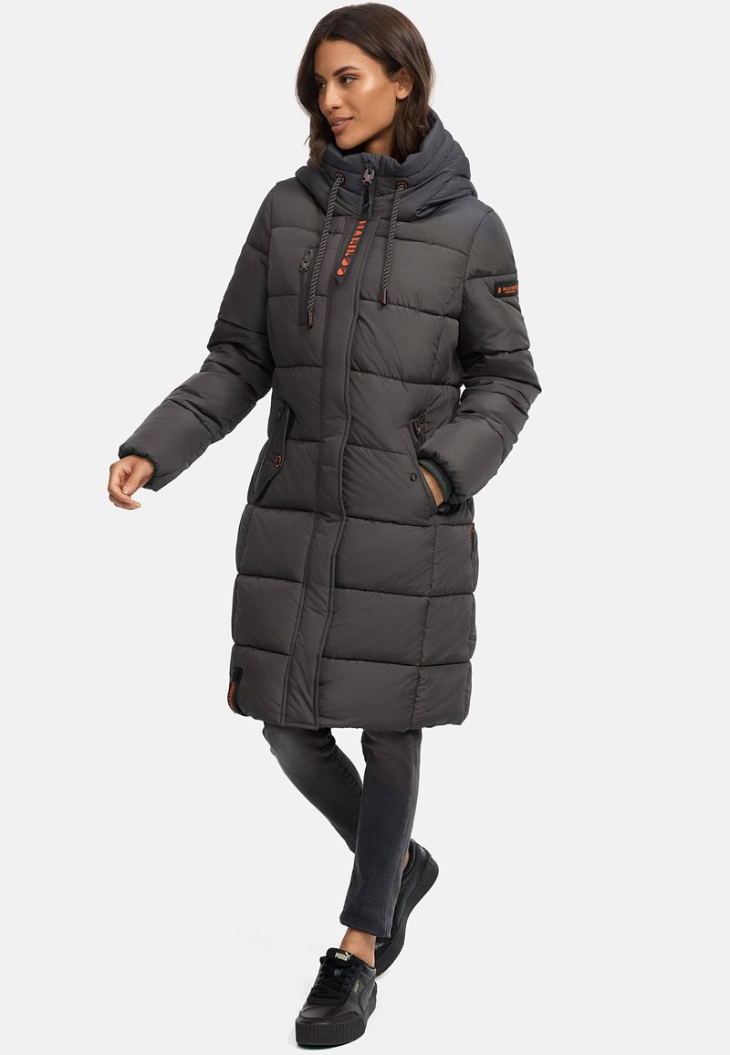 Geacă puffer gri cu glugă, design matlasat, șnururi reglabile, două buzunare frontale și accente portocalii. Croială lungă, lejeră.