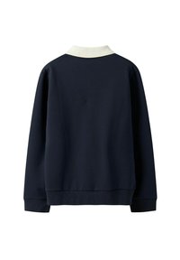 Felpa blu navy con colletto bianco a coste, maniche lunghe e vestibilità rilassata. Tessuto liscio con un colore uniforme e senza motivi visibili.