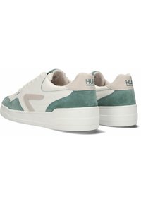 Niedrig geschnittene Sneakers mit einem Obermaterial aus weißem Leder und grünen Wildleder-Akzenten, einem gepolsterten Schaftrand und einer strukturierten weißen Gummisohle.