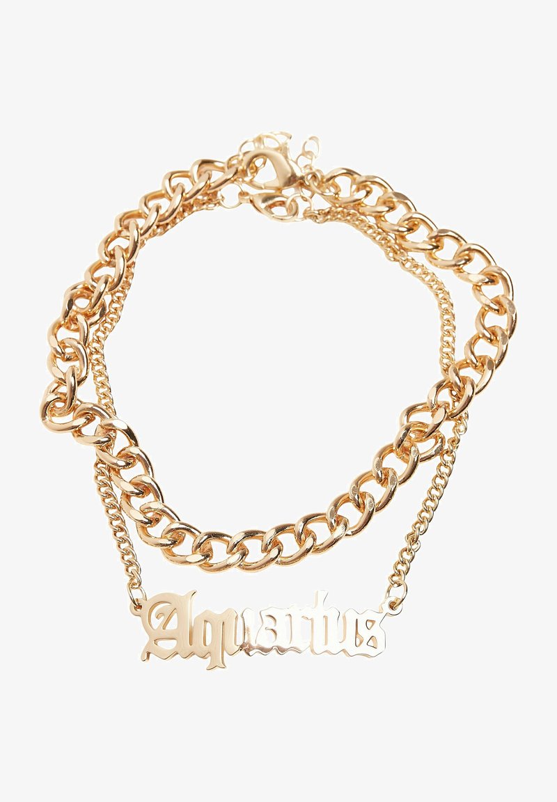 Guldtonet flerlaget kædeneklæde med en iøjefaldende "Aquarius" vedhæng, med blandede kædeteksturer og skinnende finish.