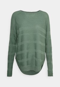 Maglione verde a maniche lunghe con texture a costine, orlo arrotondato e scollatura ampia. Il tessuto presenta sottili righe orizzontali.