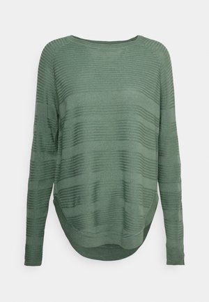 Grüner langer Pullover mit geripptem Muster, abgerundetem Saum und weitem Ausschnitt. Der Stoff hat subtile horizontale Streifen.
