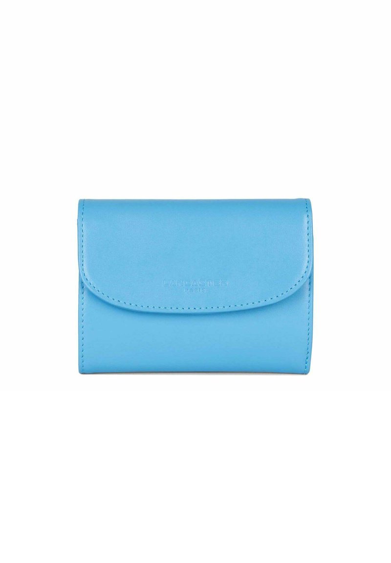 Lichtblauwe leren portemonnee met een afgeronde klep sluiting, subtiel geperst logo en een gladde textuur, voorzien van net gestikte randen.