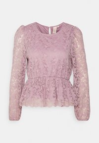 Top in pizzo lilla con maniche lunghe, scollo rotondo e orlo a peplum. Presenta un motivo floreale e un tessuto testurizzato con dettagli lucidi vicino alle spalle.