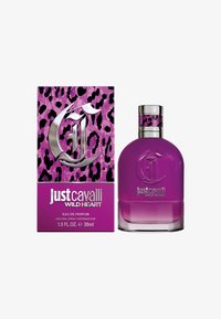 Lilla flaske med Just Cavalli Wild Heart-parfume ved siden av en leopardmønstret boks. Designet har et sølvlogo og svarte detaljer.