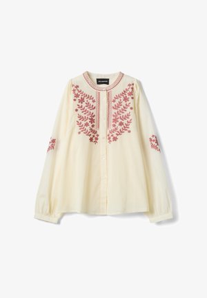 Blusa crema de manga larga con escote redondo, cierre de botones y bordado floral rojo en el pecho y las mangas.