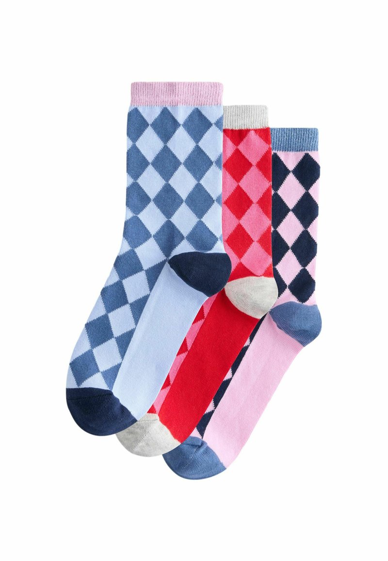 Tre paia di calzini di cotone con motivi a diamante: blu e blu scuro, rosso e rosa, e rosa con accenti blu scuro.