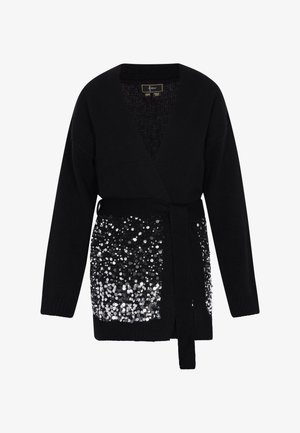 Černý svetr s obálkovým střihem, který má texturovaný pletený vršek a lesklé stříbrné flitry na spodní části. Obsahuje odpovídající pásek.