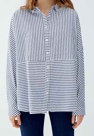 Gestreept shirt in blauw en wit, met knopen aan de voorkant, losse pasvorm, lange mouwen, met een contrasterend horizontaal gestreept gedeelte bij de taille.