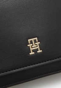 Tommy Hilfiger REFINED  - Cross body bag - black