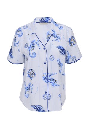 Chemise blanche à manches courtes avec boutons, motifs hippocampes bleus et coquillages, avec passepoil bleu foncé sur le col et le devant.