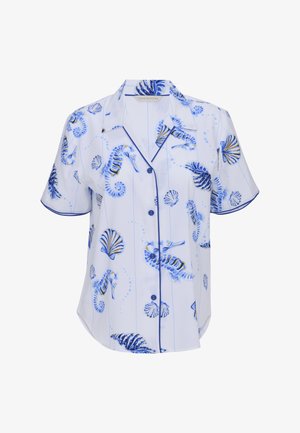Chemise blanche à manches courtes avec boutons, motifs hippocampes bleus et coquillages, avec passepoil bleu foncé sur le col et le devant.