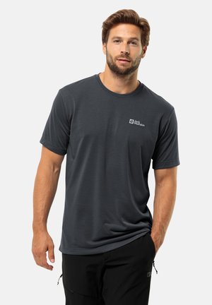 Dunkelgraues, kurzärmliges T-Shirt aus weichem Stoff. Hat ein kleines weißes Logo auf der linken Brustseite. Klassischer Rundhalsausschnitt, lockere Passform.