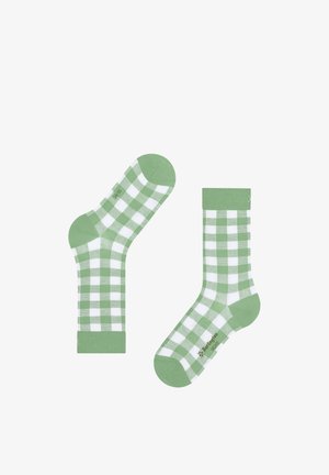 Paar mid-calf Socken mit grün-weißem Schachbrettmuster, einfarbig grünem Fersen-, Zehen- und Bündchenbereich, flach auf weißem Hintergrund liegend.
