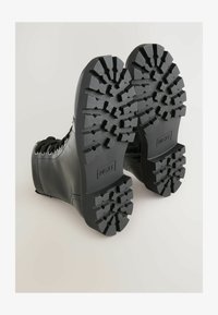 Ausgewählt, new black patent