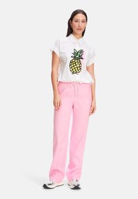 Marc Cain WASHINGTON - Trousers - fresh pink