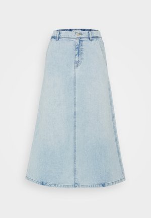 En lys blå denim midi-skjørt med flare form, midjebånd med beltehemper og synlig søm langs sømmene.