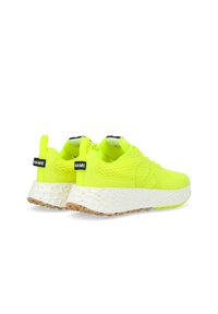 Scarpe da corsa neon gialle con tomaia in mesh traspirante, intersuola in schiuma bianca maculata e suola in gomma testurizzata. Accenti di branding neri sul tallone.